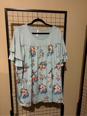 Curvy Lovey Women's Light Blue Floral Ruffle Sleeve Babydoll Top
